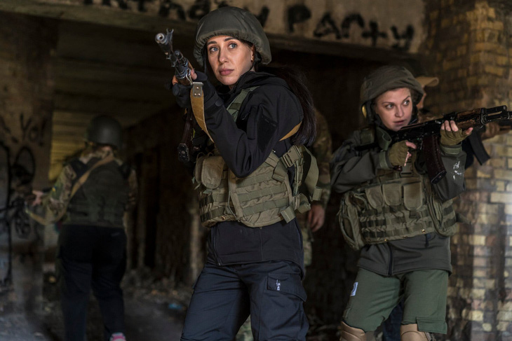 Nhiều phụ nữ Ukraine đã quyết định tình nguyện ra chiến trường chiến đấu - Ảnh: NEW YORK TIMES
