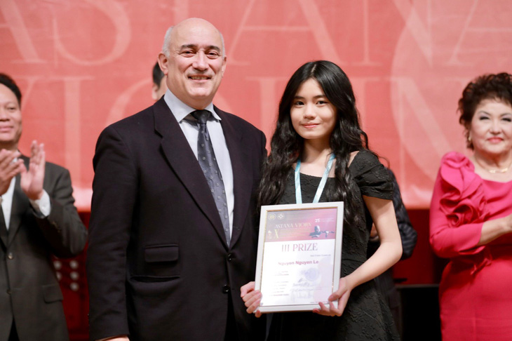 Nguyễn Nguyên Lê nhận giải Ba từ BGK Gernot Winischhofer - Ảnh: Nghệ sĩ cung cấp