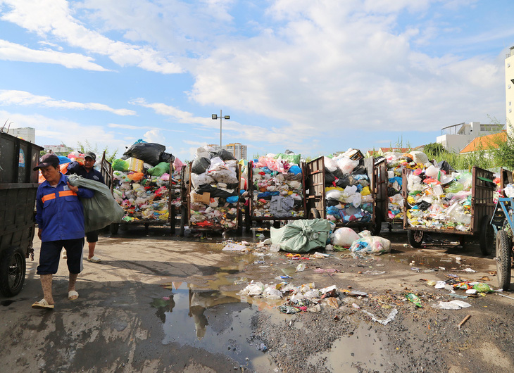 Việc phân loại rác tại nhà vẫn còn hạn chế nên hầu hết các loại rác về đến bãi tập kết đều trộn lẫn vào nhau. Trong ảnh: một bãi tập kết rác tại phường 27, quận Bình Thạnh (TP.HCM) - Ảnh: PHƯƠNG QUYÊN