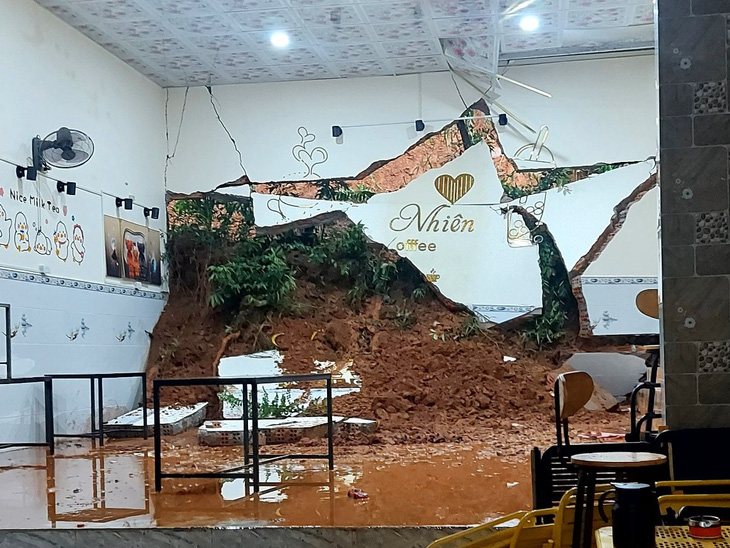 Sạt lở phá sập bức tường nhà dân ở xã Ba Tô, huyện Ba Tơ - Ảnh: Y.N.