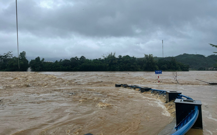 Cầu Sông Rin (thị trấn Di Lăng, huyện Sơn Hà, Quảng Ngãi) đã ngập, dự báo nước lũ trên sông Rin còn lên cao - Ảnh: T.T.T.