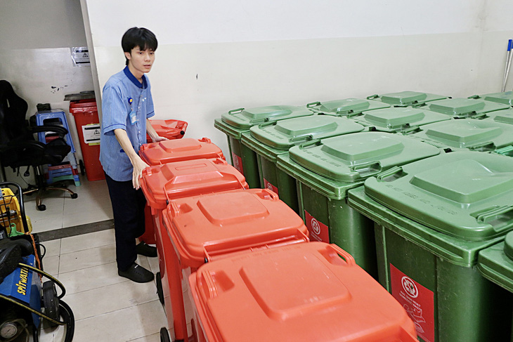 Phân loại rác sinh hoạt và rác tái chế tại một chung cư ở quận 4, TP.HCM - Ảnh: T.T.D.