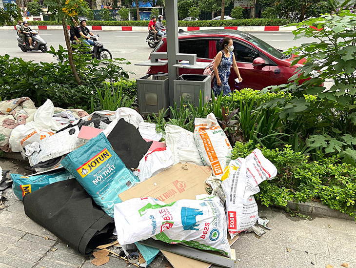 Thùng rác công nghệ bị biến thành nơi đổ trộm phế thải xây dựng (ảnh chụp ở đường Liễu Giai, quận Ba Đình, Hà Nội) - Ảnh: Q.THẾ