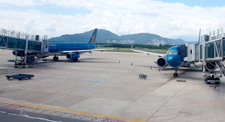 Máy bay hoạt động tại sân bay Đà Nẵng - Ảnh: TUẤN PHÙNG