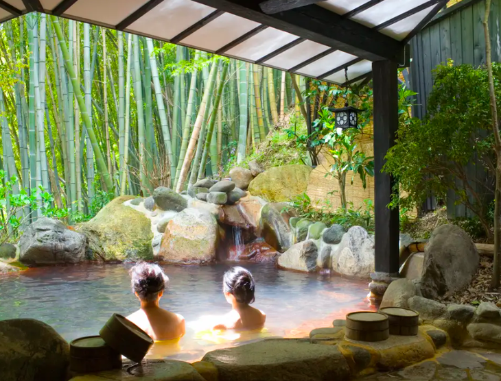 Những người phụ nữ tắm trong khu nghỉ dưỡng suối nước nóng Yumotoso tại một trong những thị trấn suối nước nóng nổi tiếng của Nhật Bản - Ảnh: INSIDER/GETTY IMAGES