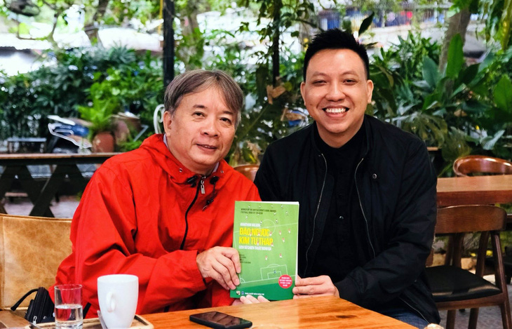 Nhà báo Yên Ba (trái) cùng dịch giả Tuấn Bình bên ấn phẩm: Đảo ngược Kim Tự Tháp - Ảnh: NVCC