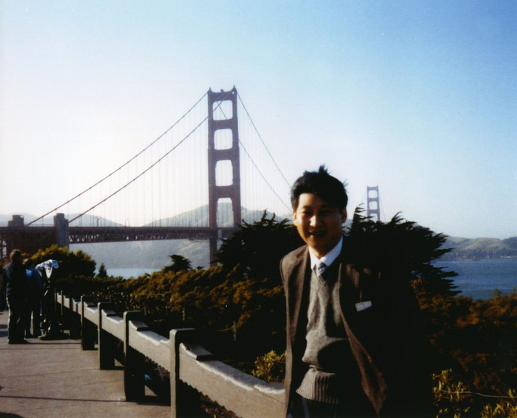 Ông Tập Cận Bình chụp ảnh lưu niệm tại cầu Cổng Vàng, biểu tượng của San Francisco, vào năm 1985 - Ảnh: TÂN HOA XÃ