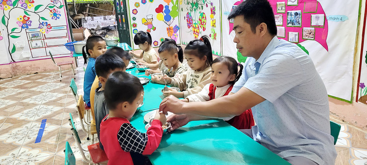 Thầy Ngân Văn Tùng, Trường mầm non Thành Sơn, huyện Bá Thước (Thanh Hóa), lo bữa ăn trưa cho trẻ - Ảnh: H.Đ.