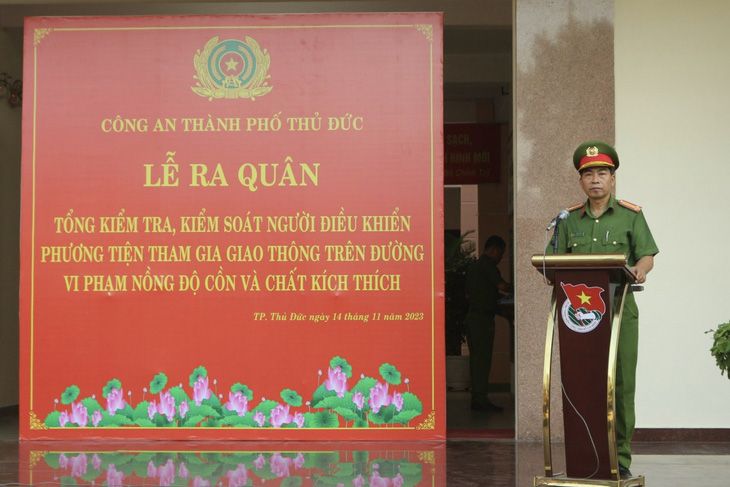 Thượng tá Tân Xuân Tiên - phó trưởng Công an TP Thủ Đức - phát biểu tại buổi ra quân - Ảnh: KHẮC HIẾU