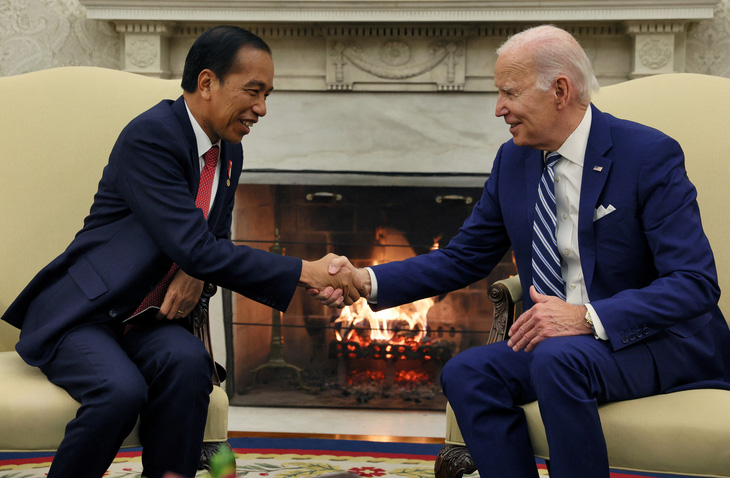 Tổng thống Indonesia Joko Widodo (trái) bắt tay với Tổng thống Mỹ Joe Biden trong cuộc gặp tại Nhà Trắng ở Washington D.C, Mỹ ngày 13-11 - Ảnh: REUTERS