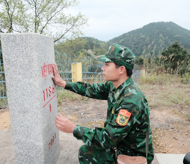 Cán bộ Đồn biên phòng Ba Sơn (Bộ đội biên phòng tỉnh Lạng Sơn) kiểm tra cột mốc biên giới Việt - Trung - Ảnh: HÀ THANH