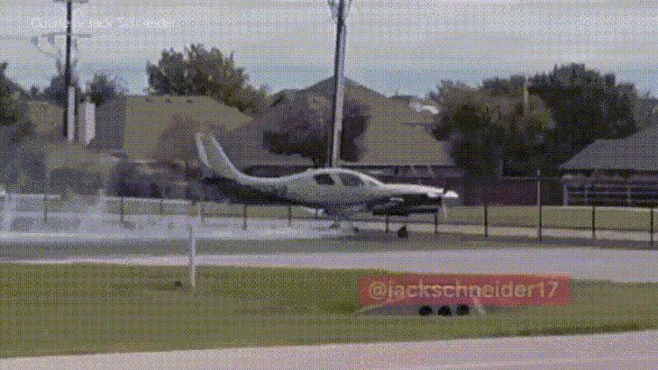 Máy bay mất lái, lao ra khỏi sân bay đâm vào Hyundai Sonata đang đi đường - Ảnh cắt từ video, nguồn: JACK SCHNEIDER