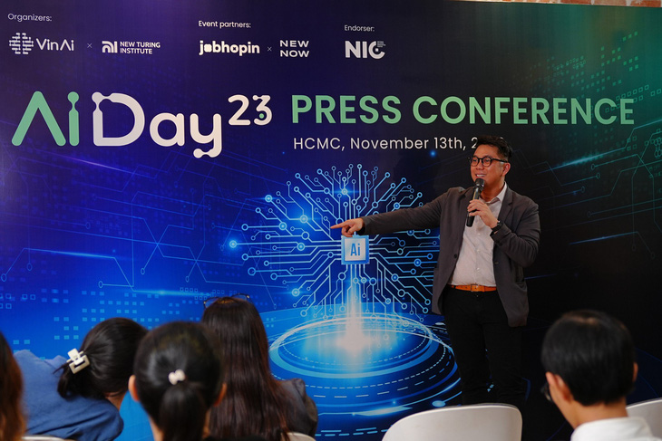 Ông Kevin Tùng Nguyễn chia sẻ trong buổi ra mắt Ngày hội Trí tuệ Nhân tạo AI Day 2023. Ảnh: Đ.H