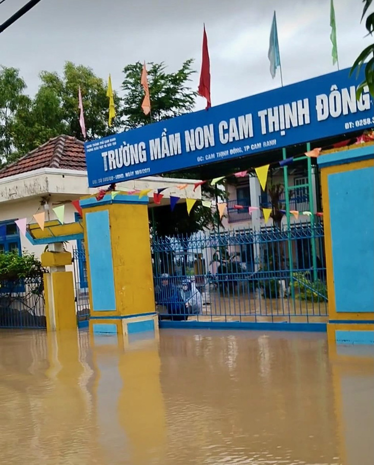Trường Tiểu học Cam Thịnh Đông (TP. Cam Ranh) ngập sâu trong nước - Ảnh: TRẦN HOÀI