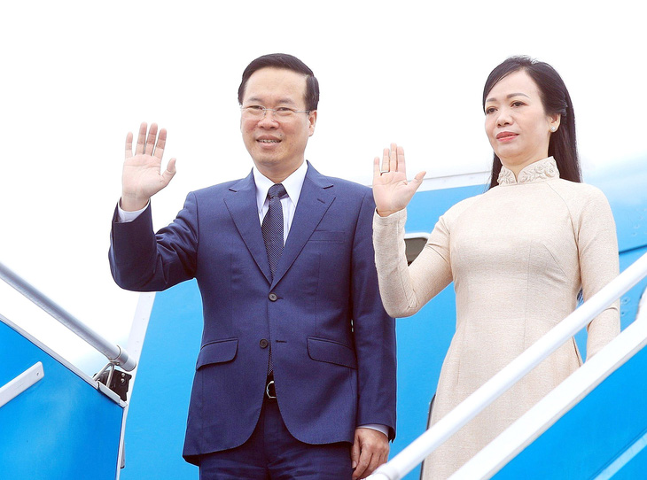 Chủ tịch nước Võ Văn Thưởng và phu nhân vẫy tay chào trước khi lên đường đến Mỹ ngày 14-11 - Ảnh: TTXVN