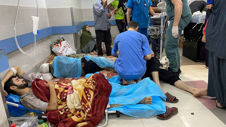 Hàng ngàn bệnh nhân, nhân viên y tế, dân thường đang mắc kẹt ở Bệnh viện Al Shifa, phía bắc Dải Gaza, trong lúc giao tranh ác liệt giữa Israel và Hamas - Ảnh: REUTERS