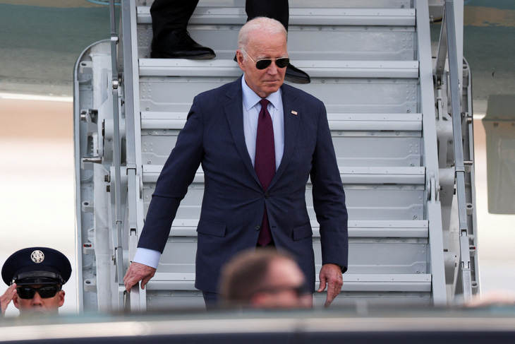 Tổng thống Mỹ Joe Biden đến San Francisco, bang California, ngày 14-11, giờ địa phương - Ảnh: REUTERS