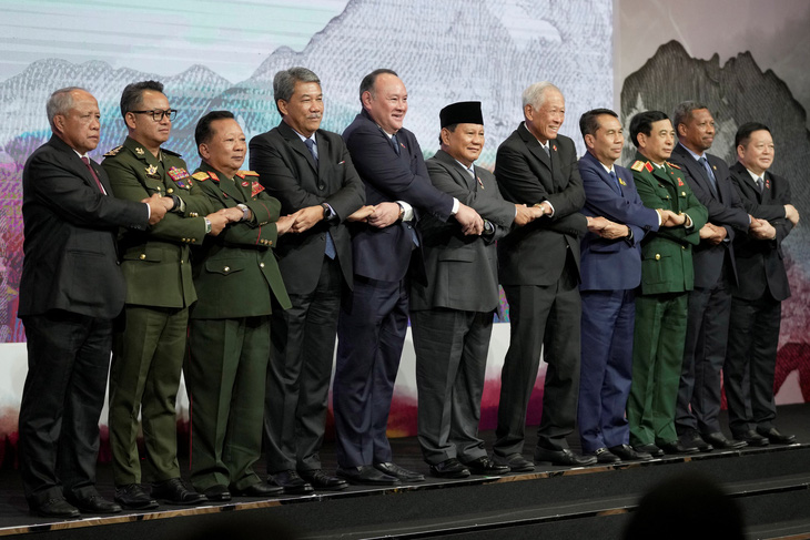 Bộ trưởng quốc phòng các nước thành viên ASEAN tham dự hội nghị tại Jakarta, Indonesia ngày 15-11 - Ảnh: REUTERS
