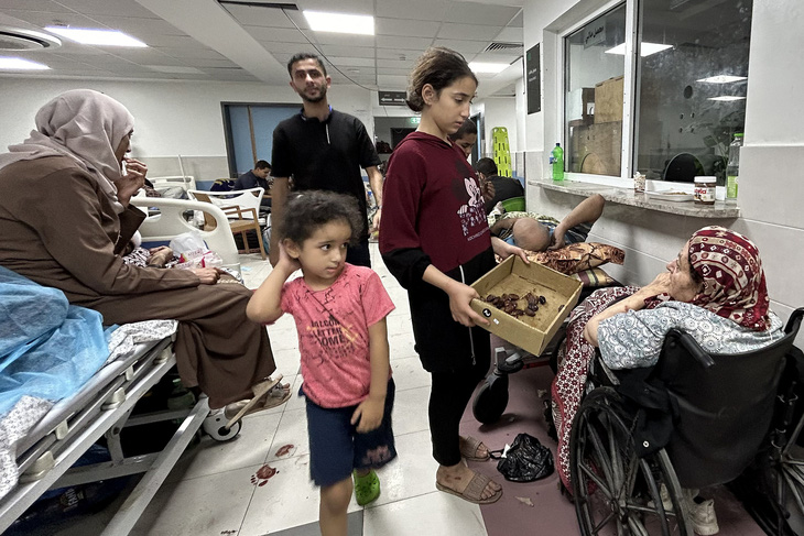 Hàng ngàn người gồm bệnh nhân và dân thường đang mắc kẹt tại Bệnh viện Al Shifa ở miền bắc Dải Gaza - Ảnh: AFP