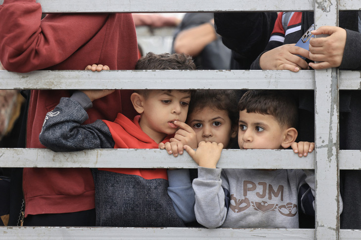 Những đứa trẻ Palestine theo gia đình chạy khỏi thành phố Gaza để tránh chiến sự - Ảnh: AFP