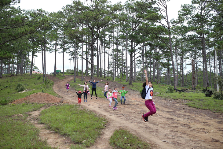 Trẻ em khám phá hệ sinh thái Vườn quốc gia Bidoup - Núi Bà - Ảnh: MAI VINH