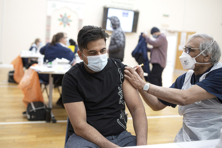 Nhân viên y tế tiêm vắc xin ngừa COVID-19 của AstraZeneca tại một trung tâm ở Nottingham, Anh, hồi tháng 4-2021 - Ảnh: AFP