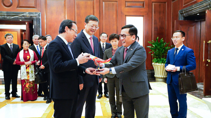 Bí thư Thành ủy TP Hồ Chí Minh Nguyễn Văn Nên (trái) và Bí thư Thành ủy TP Thượng Hải Trần Cát Ninh (giữa) chúc mừng Vietjet mở đường bay mới