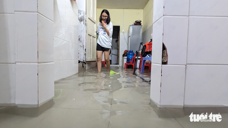 Nhiều nơi ở TP Huế ngập sâu do mưa lớn - Ảnh: NHẬT LINH