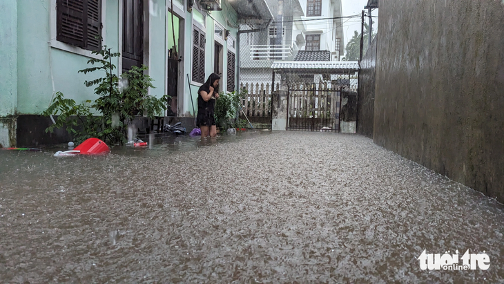 Một khu nhà ở đường Trần Phú (TP Huế) ngập trong nước sáng 15-11 - Ảnh: NHẬT LINH