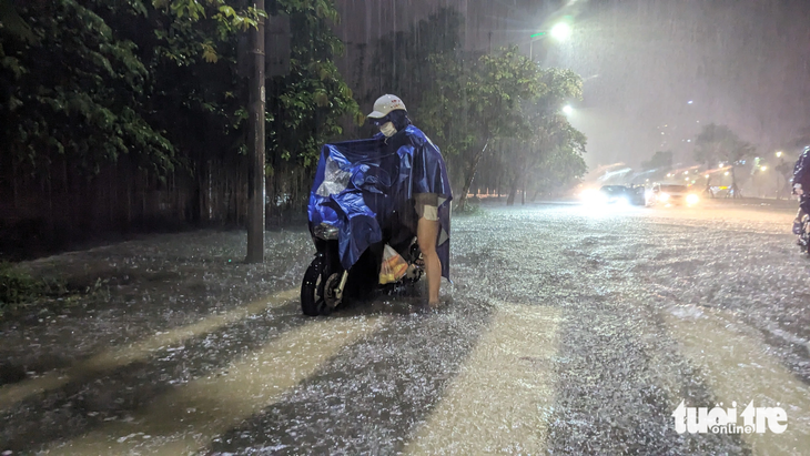 Người dân TP Huế đem xe máy đi gửi chỗ cao ráo trong đêm vì sợ lũ lụt - Ảnh: NHẬT LINH