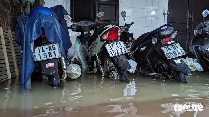 Nước lên nhanh khiến nhiều khu trọ sinh viên ở TP Huế không kịp trở tay - Ảnh: NHẬT LINH