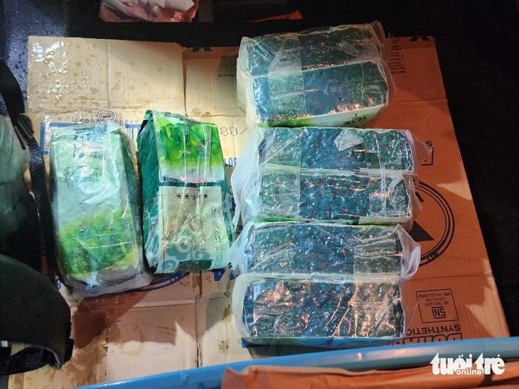 Các gói nghi ma túy đá do Trạm cảnh sát giao thông Đakrông thu giữ - Ảnh: HOÀI HƯƠNG