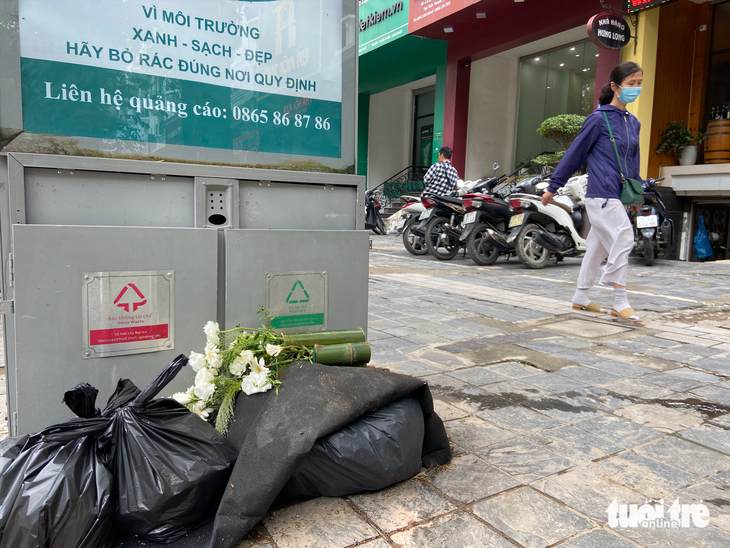 Dường như dòng chữ "Vì môi trường xanh - sạch - đẹp hãy bỏ rác đúng nơi quy định" không mấy người để ý