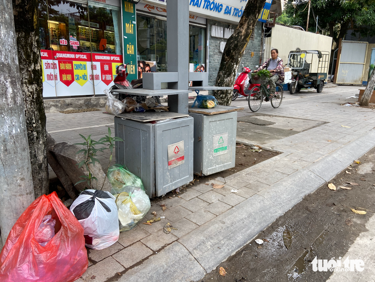 Theo phản ánh của người dân ở đường Văn Cao, thùng rác còn bị đổ trộm cả phân động vật 