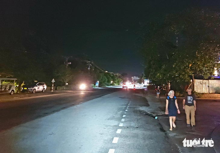 Đoạn đường Trần Hưng Đạo (đoạn từ cổng chào đến ngã 5 chợ đêm Phú Quốc) chưa lắp đèn đường chiếu sáng nên khách du lịch lội bộ thầm trong đêm - Ảnh: CHÍ CÔNG