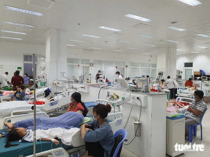 Nhiều em học sinh nghi ngộ độc thực phẩm được đưa vào Bệnh viện Sản - Nhi Kiên Giang điều trị - Ảnh: CHÍ CÔNG