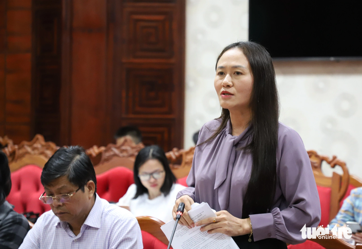 Bà Ngô Thị Minh Trinh - phó chủ tịch UBND huyện Krông Pắk - khẳng định yêu cầu những người làm sai bồi thường cho giáo viên mất việc thắng kiện - Ảnh: TRUNG TÂN