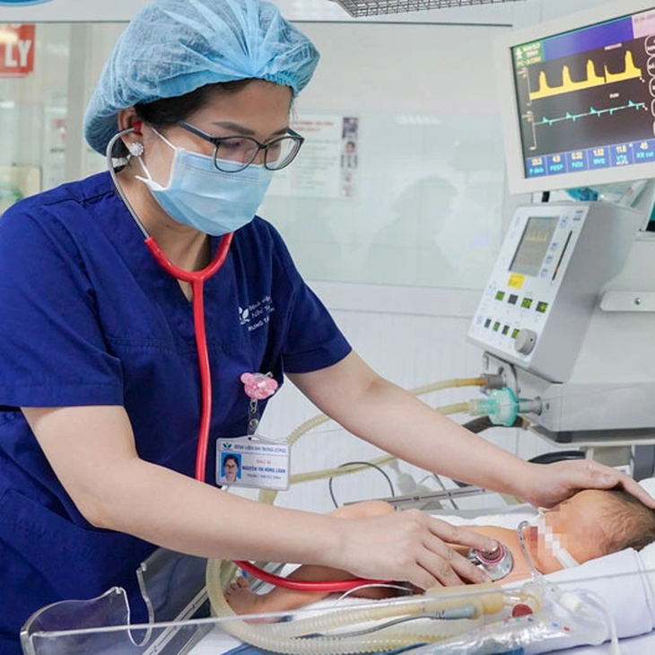 Trẻ suy hô hấp sau sinh mổ chủ động đang được điều trị tích cực lại Trung tâm Sơ sinh - Bệnh viện Nhi trung ương - Ảnh: BVCC