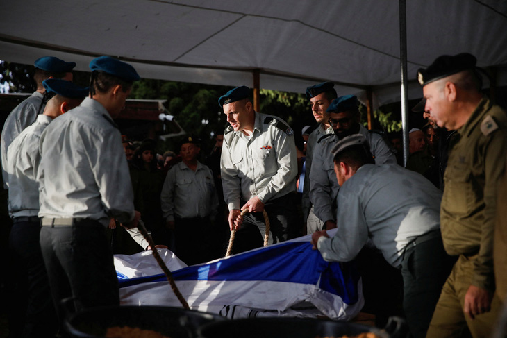 Lễ tang của một binh sĩ Israel tên Raz Abulafia được tổ chức ở Rishpon, miền trung Israel hôm 14-11. Người này đã thiệt mạng ở phía bắc Dải Gaza, nơi quân đội Israel đang thực hiện cuộc tấn công trên bộ - Ảnh: REUTERS