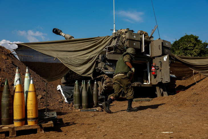 Binh sĩ Israel huấn luyện pháo binh ngày 15-11 - Ảnh: REUTERS