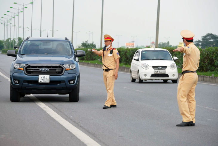 Lực lượng cảnh sát giao thông Công an tỉnh Hà Nam xử lý vi phạm của các tài xế - Ảnh: NAM TRẦN