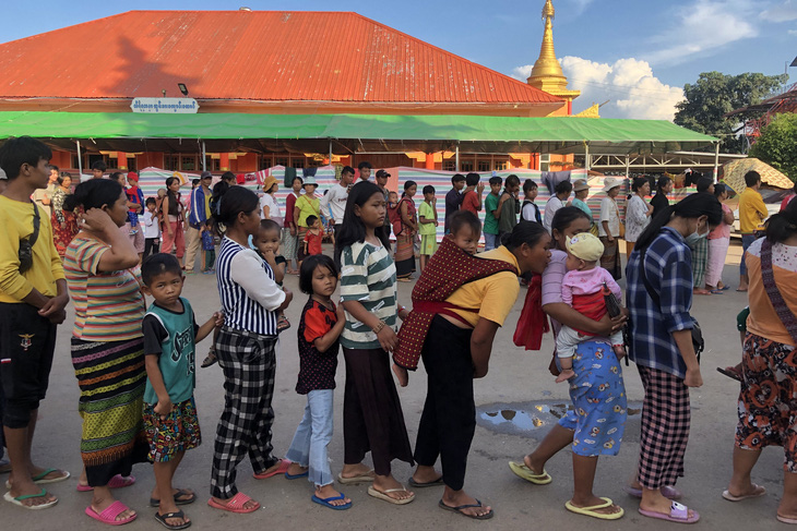 Người dân chạy nạn ở bang Shan xếp hàng chờ nhận đồ ăn từ thiện ngày 15-11 - Ảnh: AFP