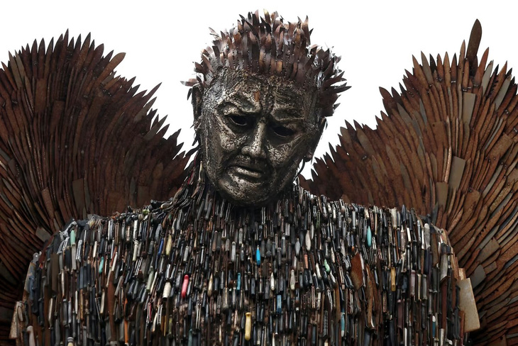 Bức tượng "Knife Angel" (Thiên thần dao) này đã được nghệ sĩ Alfie Bradley tạo nên từ hơn 100.000 con dao thu được tại các điểm tiếp nhận vũ khí tự nguyện giao nộp của cảnh sát Anh. Ảnh chụp hôm 6-11 khi tượng được bày ở thị trấn Bolton (Anh) trong tour trưng bày toàn quốc. (Reuters)