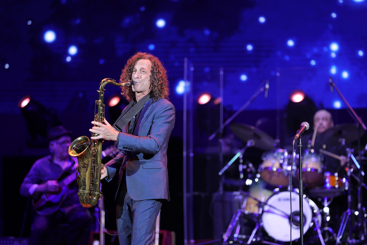 Kenny G Live in Vietnam diễn ra trong gần 120 phút theo đúng format biểu diễn của nghệ sĩ Kenny G tại các sân khấu lớn trên thế giới - Ảnh: HÒA NGUYỄN