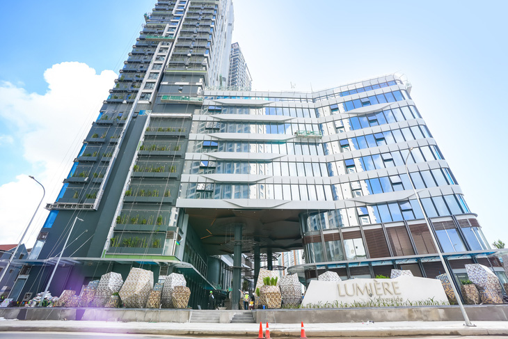 Cảnh quan dự án LUMIÈRE riverside. Công tác thi công đang được triển khai đến tầng cao nhất, chuẩn bị đón cư dân và nhân viên khối văn phòng cuối năm 2023