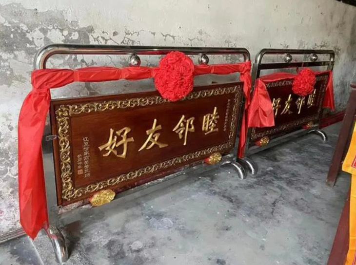 Những tấm biển đề chữ &quot;Láng giềng hòa thuận&quot; được các làng tặng cho nhau - Ảnh: Baidu