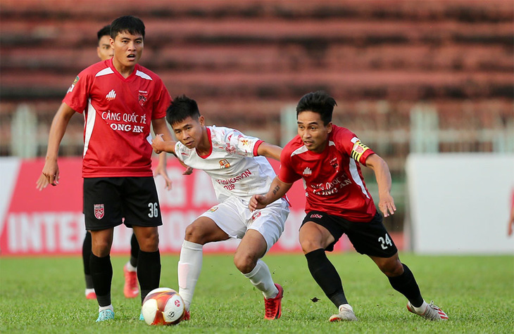 CLB Long An (áo đỏ) trong trận gặp Đồng Nai ở Giải hạng nhất 2023-2024 - Ảnh: VPF