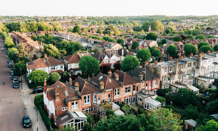 Số lượng nhà trống lớn ở Anh là một sự lãng phí, trong bối cảnh nhu cầu nhà ở nước này đang cao - Ảnh: The Guardian/Getty Images