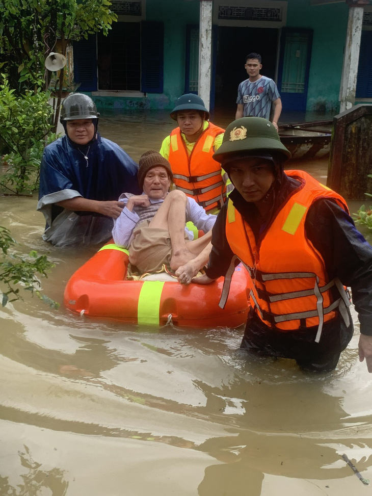 Lực lượng Công an phường An Cựu (TP Huế) ứng cứu người dân bị ngập lụt đến nơi an toàn - Ảnh: C.A.