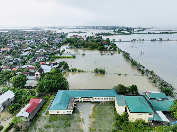 Một góc khu dân cư ở phường Hương Chữ, TP Huế ngập lụt - Ảnh: LÊ ĐÌNH HOÀNG